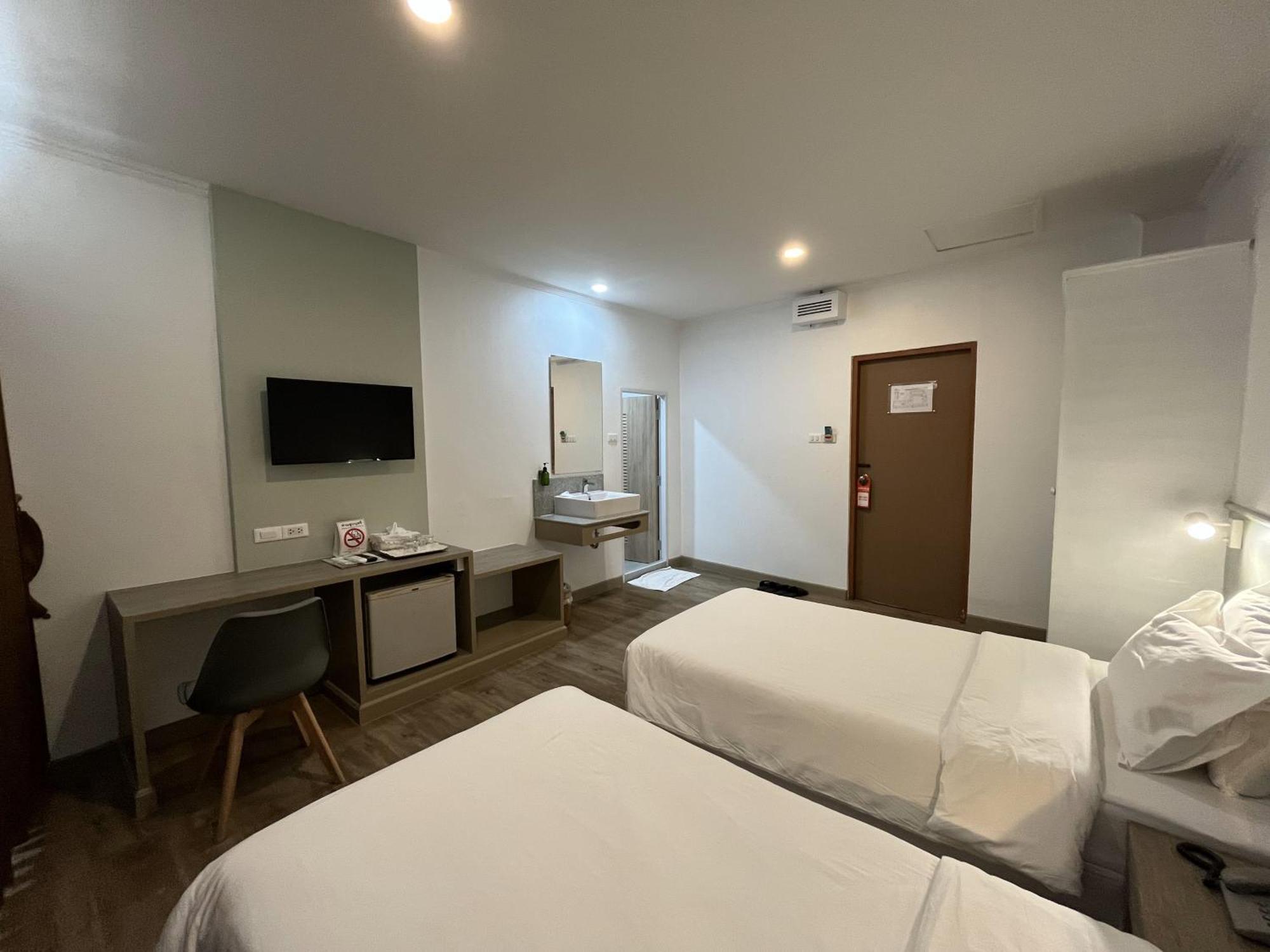 Dhevaraj Hotel Нан Екстер'єр фото
