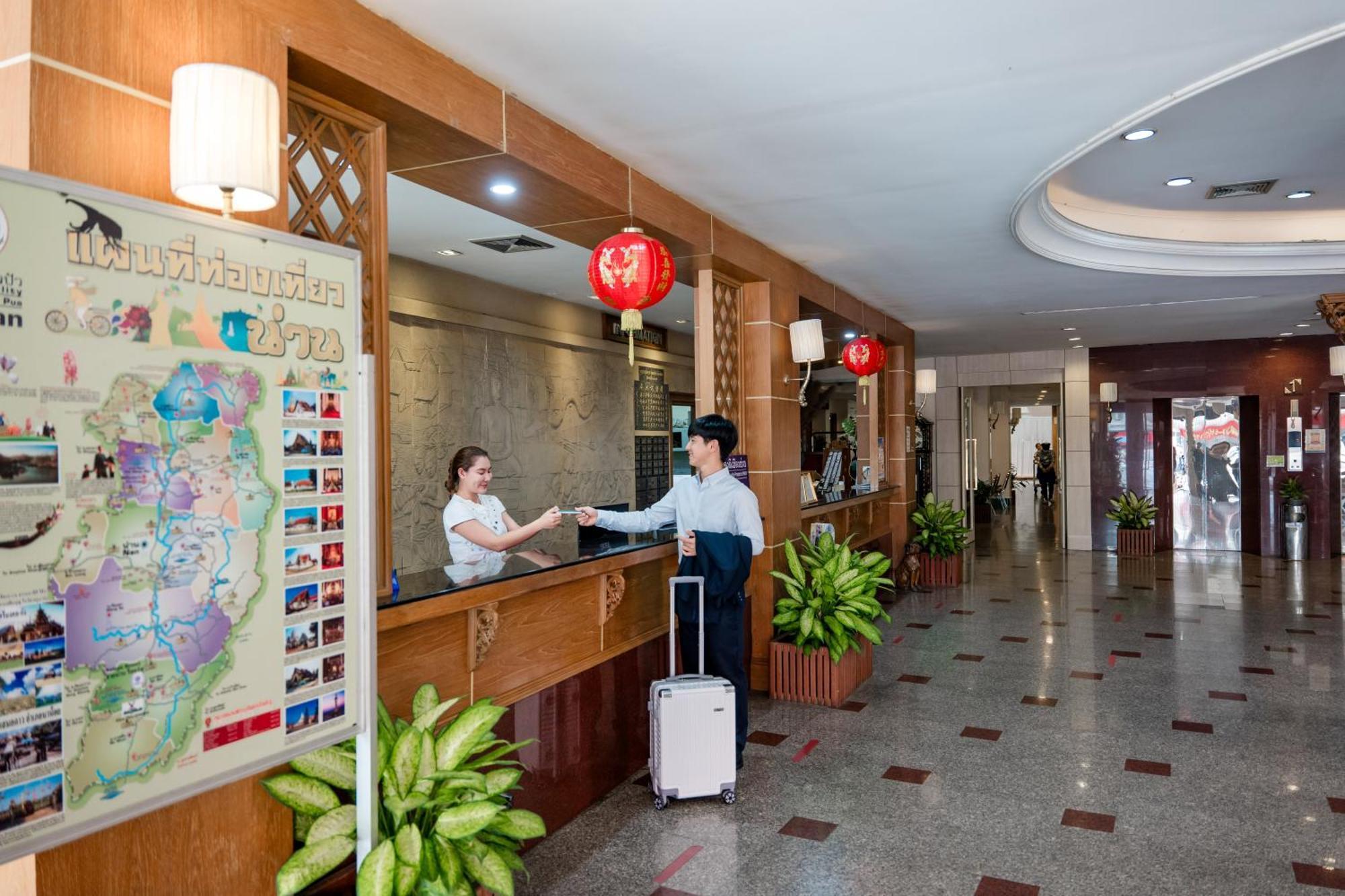 Dhevaraj Hotel Нан Екстер'єр фото
