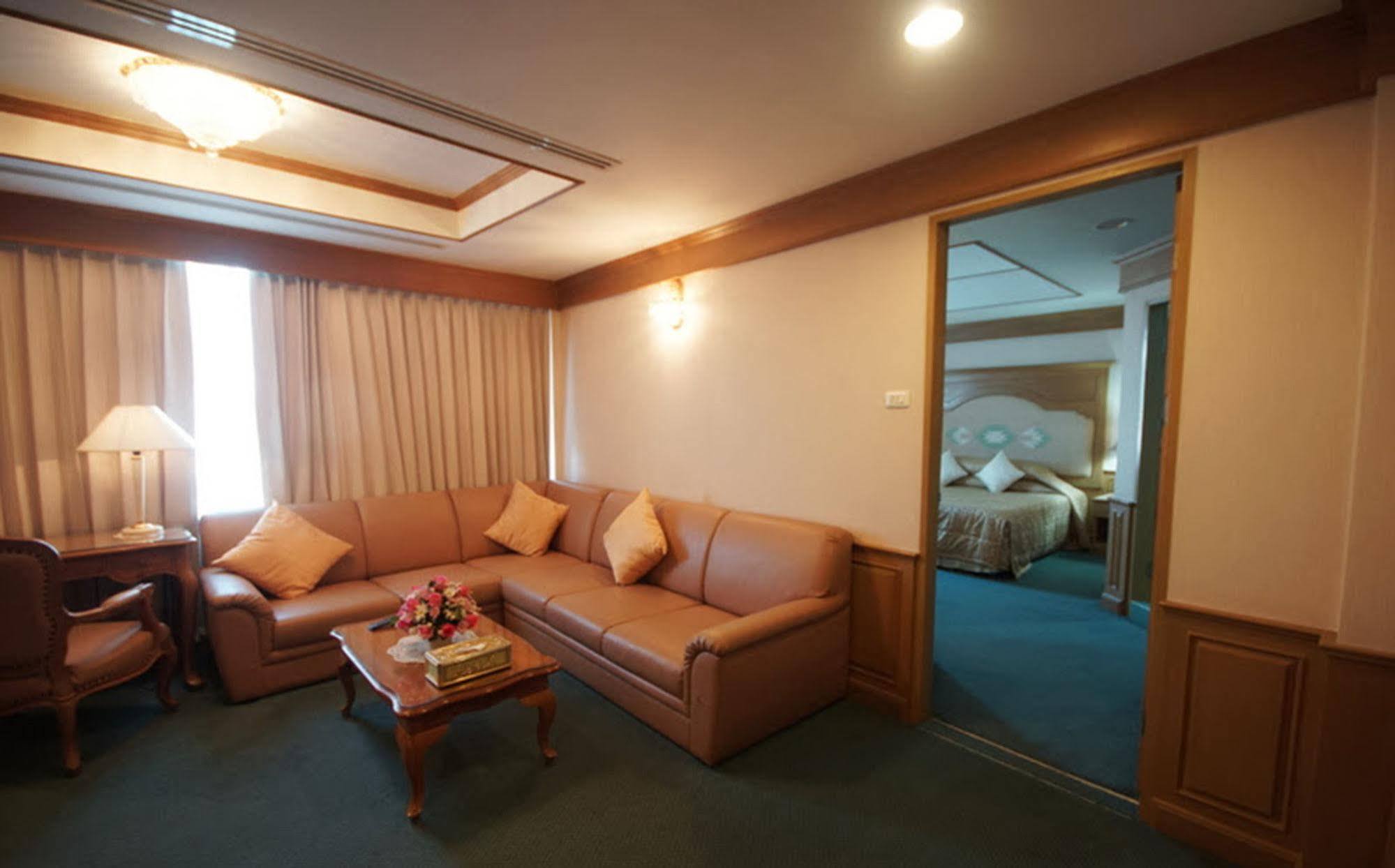 Dhevaraj Hotel Нан Екстер'єр фото