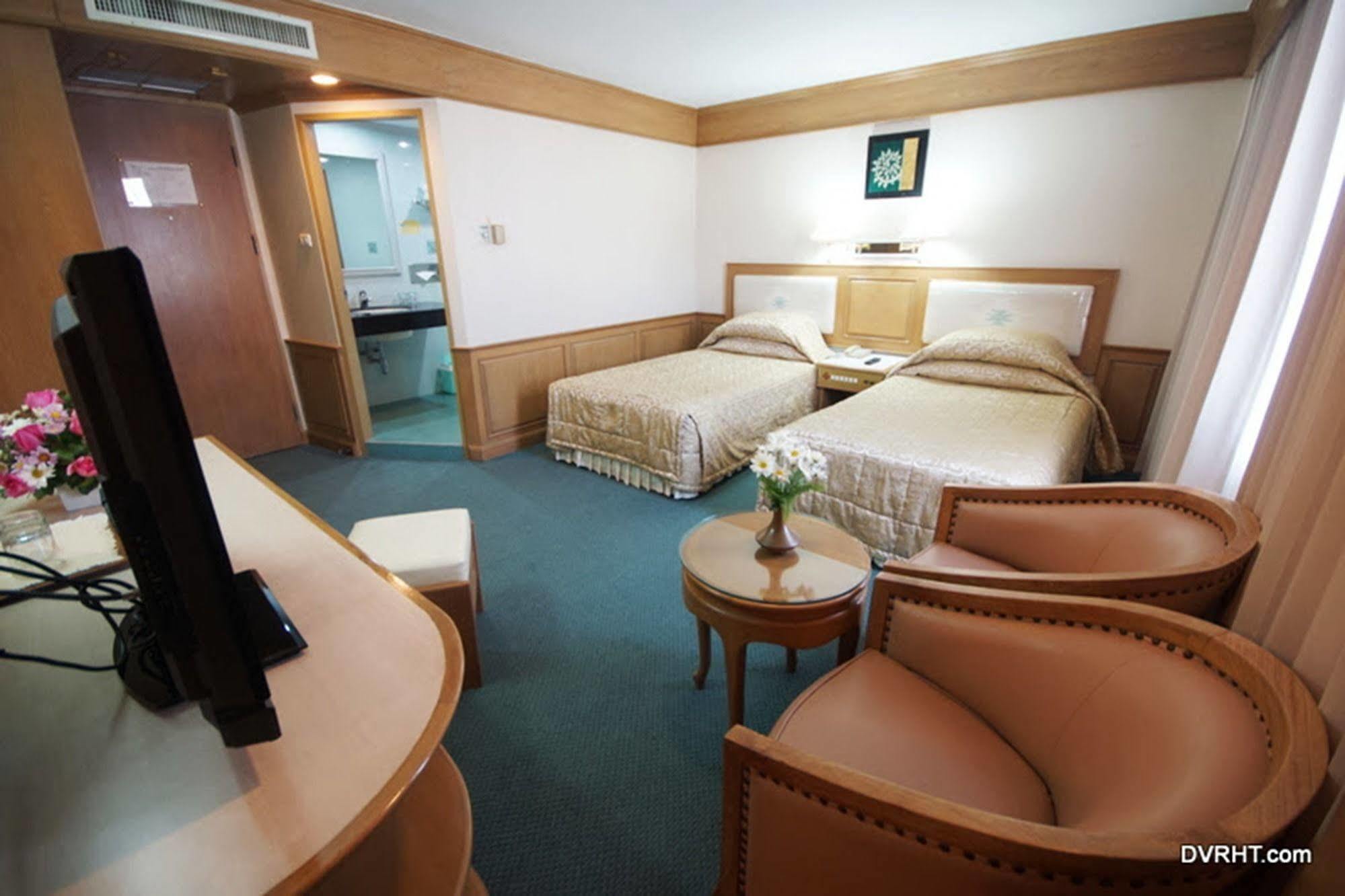 Dhevaraj Hotel Нан Екстер'єр фото